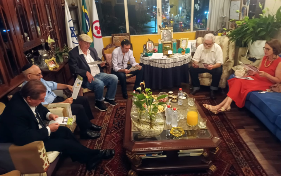 Photo: Members of CC Curitiba praying together.
